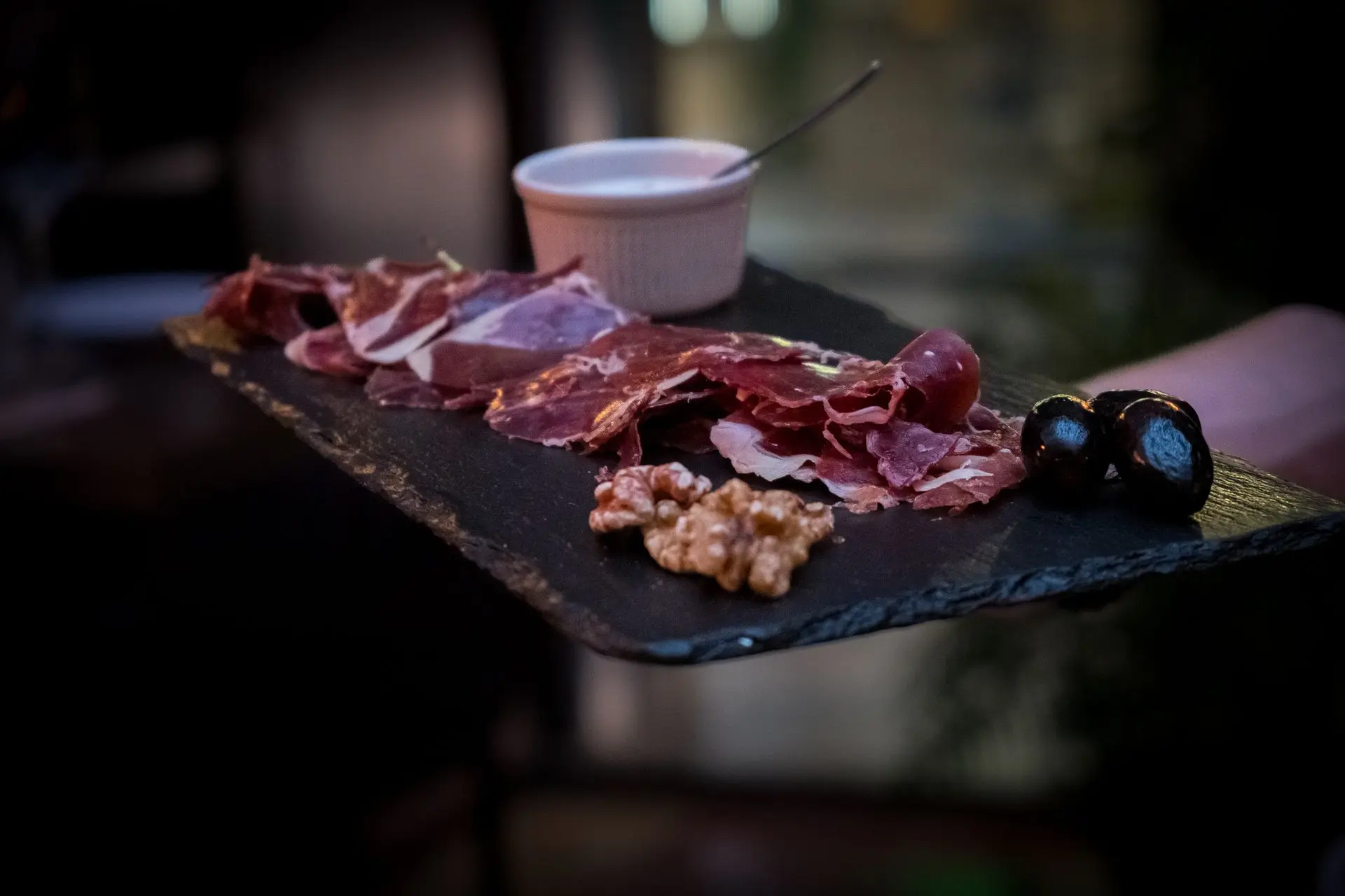 The perfection of Spanish cuisine through the lens of a food photographer in Barcelona. A perfect composition to highlight the authenticity of restaurants and optimize their digital presence with impactful visual content.